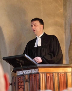 bild-thb-2407-Pastor Daniel Rösler feierlich in sein Amt eingeführt