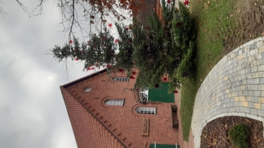 bild-thb-3548-Weihnachtsbaumleuchten vorm Heimathaus
