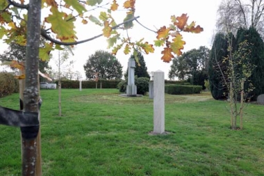 bild-thb-4200-Neues Baumgräberfeld auf dem Uthleder Friedhof