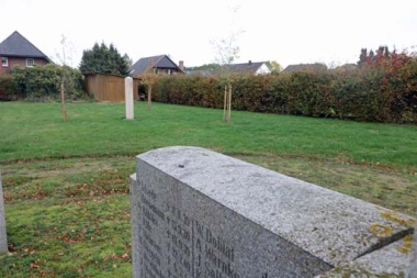 bild-thb-4199-Neues Baumgräberfeld auf dem Uthleder Friedhof