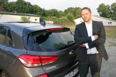 bild-thb-4067-Autoscheibe von Denis Ugurcu während einer Wahlkampftour eingeschlagen