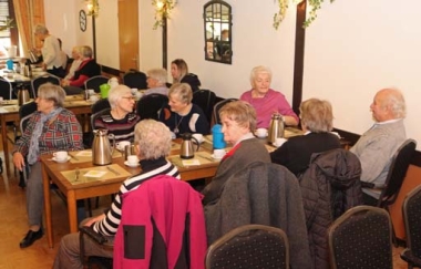 bild-thb-4339-Neujahrsfrühstück bei den Senioren